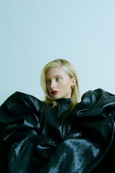 巴黎摄影棚内，一位身着优雅服饰的女士拍摄的时尚肖像照。 - 相关推荐