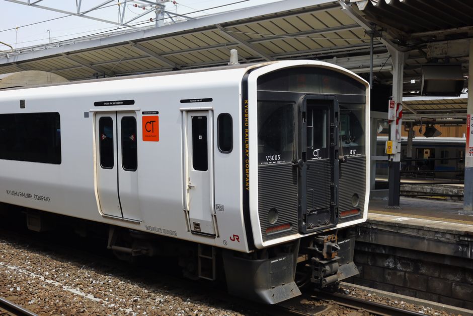 北九州駅にある現代的な通勤電車で、JR九州のデザインを紹介しています。