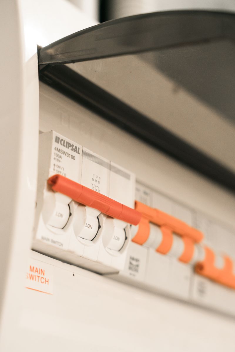 Tandem Breaker vs Double-Pole Breaker: How to Tell