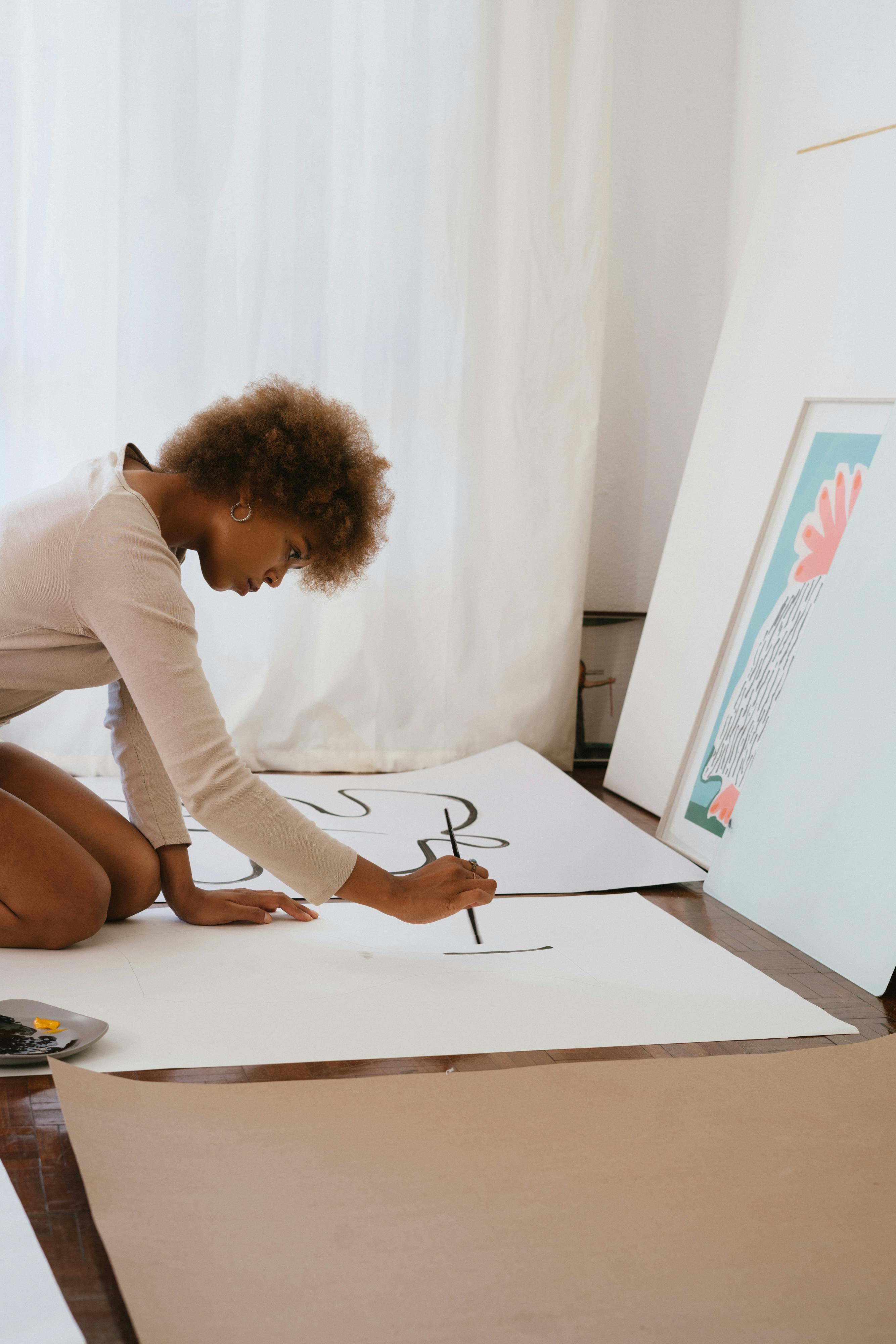 Mulher pintando um quadro