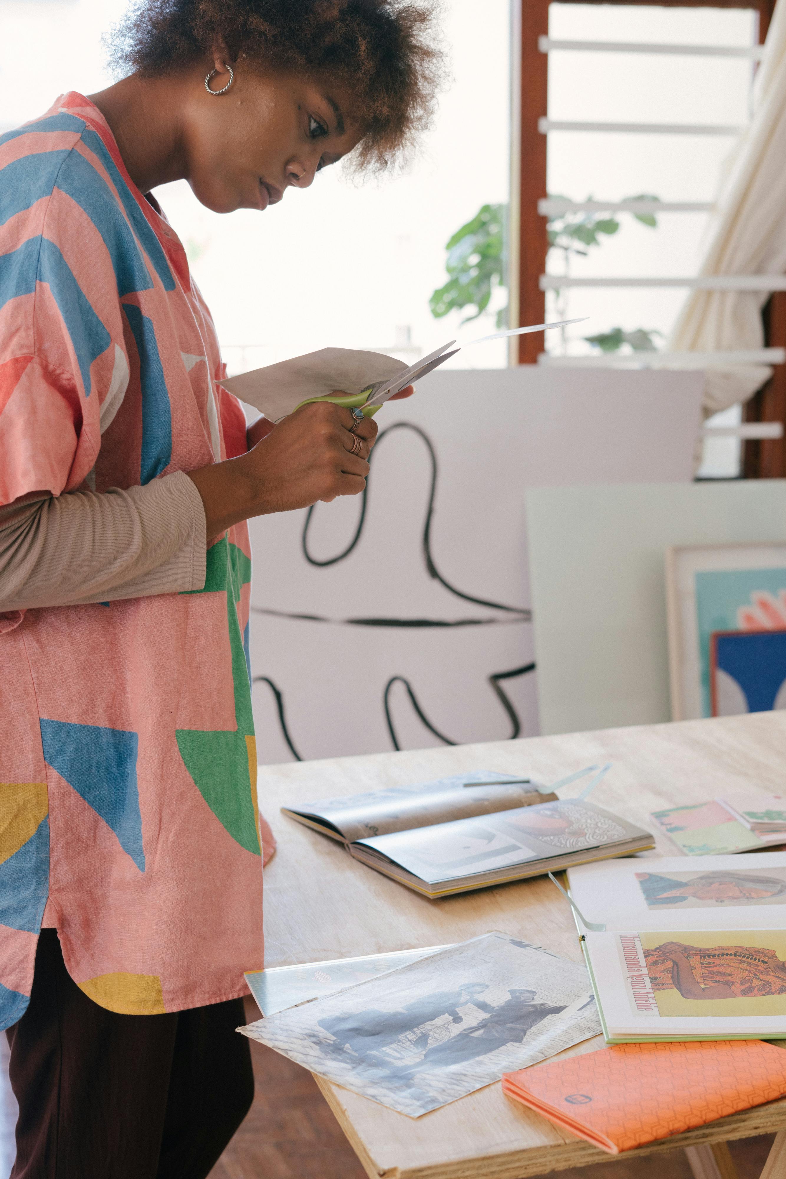 \u505a\u9879\u76ee\u7684\u7eb8\u4fdd\u9669\u5f00\u5173\u7684\u521b\u9020\u6027\u7684\u9ed1\u4eba\u5973\u6027\u8bbe\u8ba1\u5e08 \u00b7 \u514d\u8d39\u7d20\u6750\u56fe\u7247