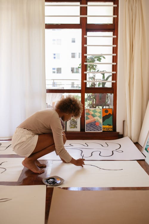 Photo De Femme Dessin Sur Papier Blanc