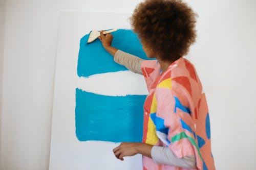 女人用藍色油漆繪畫
