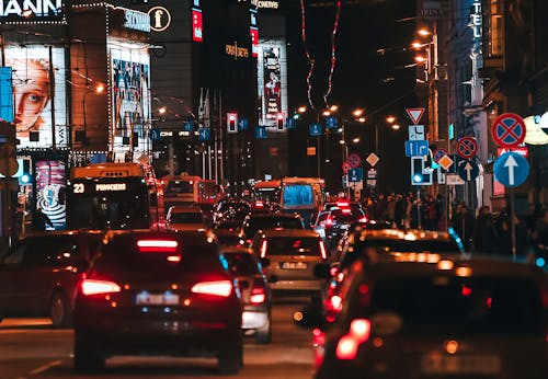 Ingyenes stockfotó autók, belváros, éjszaka témában