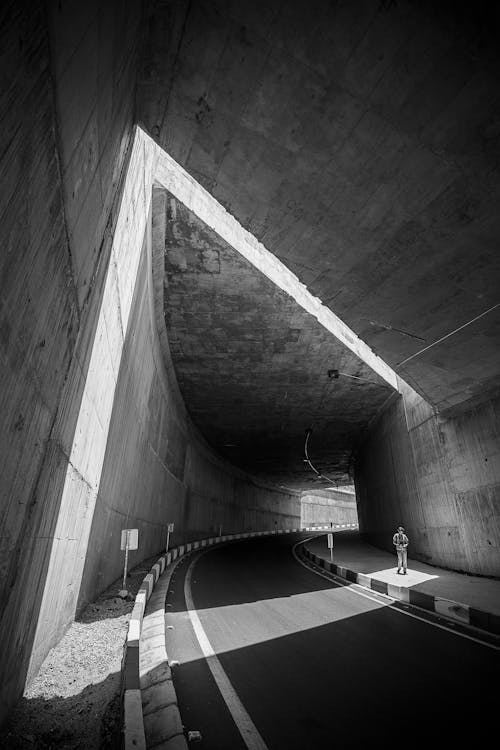 Photo En Niveaux De Gris D'un Tunnel
