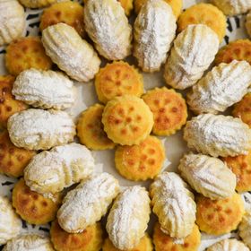 Golden sugar-dusted cookies, photo by Swarup Sarkar on Pexels