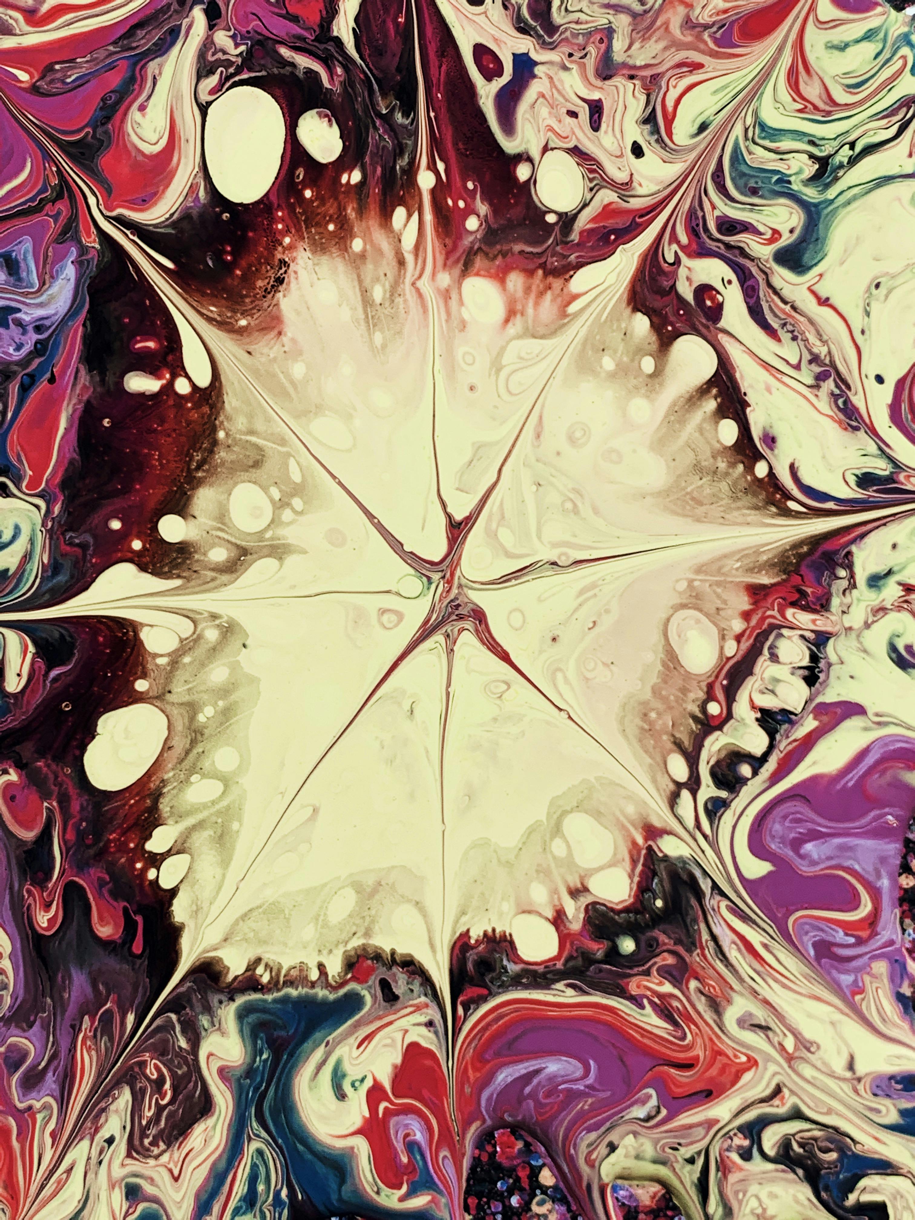 这幅抽象艺术作品色彩缤纷，中心是引人注目的星形，周围环绕着漩涡图案