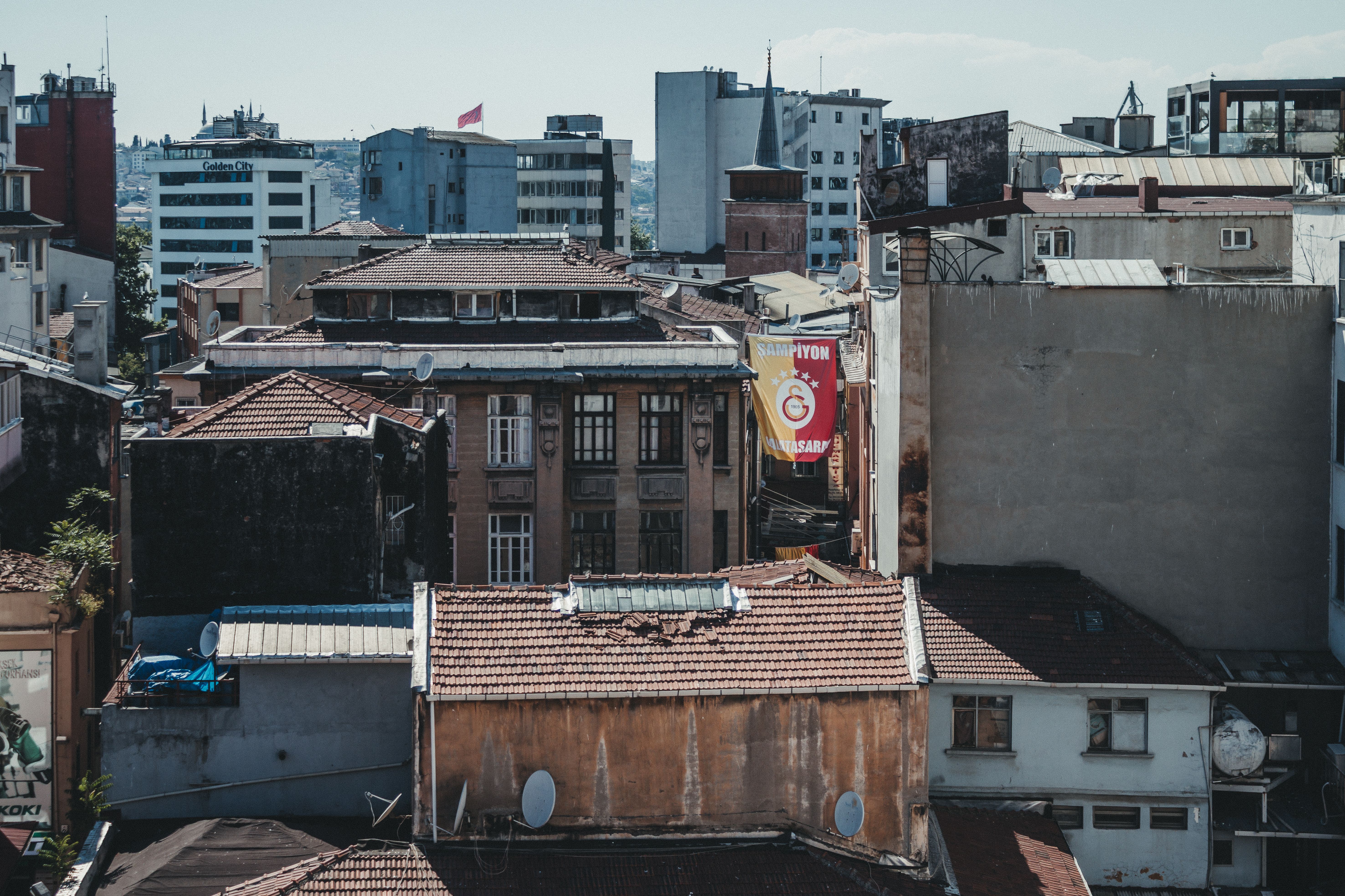 İstanbul'un tarihi ve modern yapılarını içeren geniş açıdan çekilmiş bir şehir manzarası.