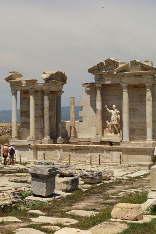 Free Explore the majestic ancient Roman ruins at Hierapolis in Denizli, Türkiye. Stock Photo