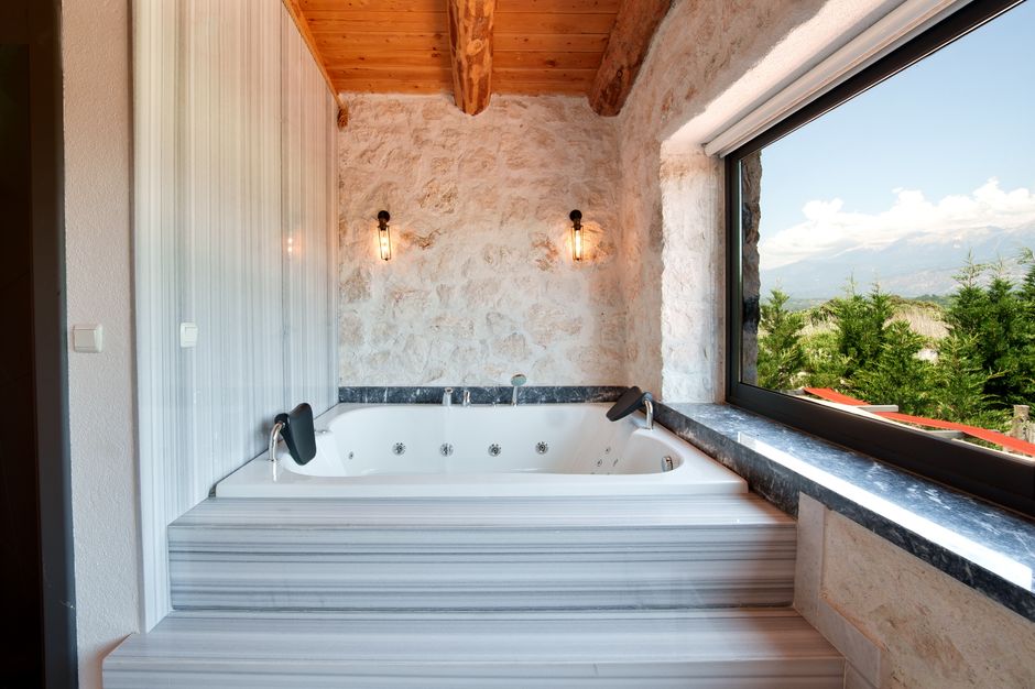 Gezellig ingerichte badkamer met kaarsen en planten. Gezellig ingerichte badkamer met kaarsen en planten.