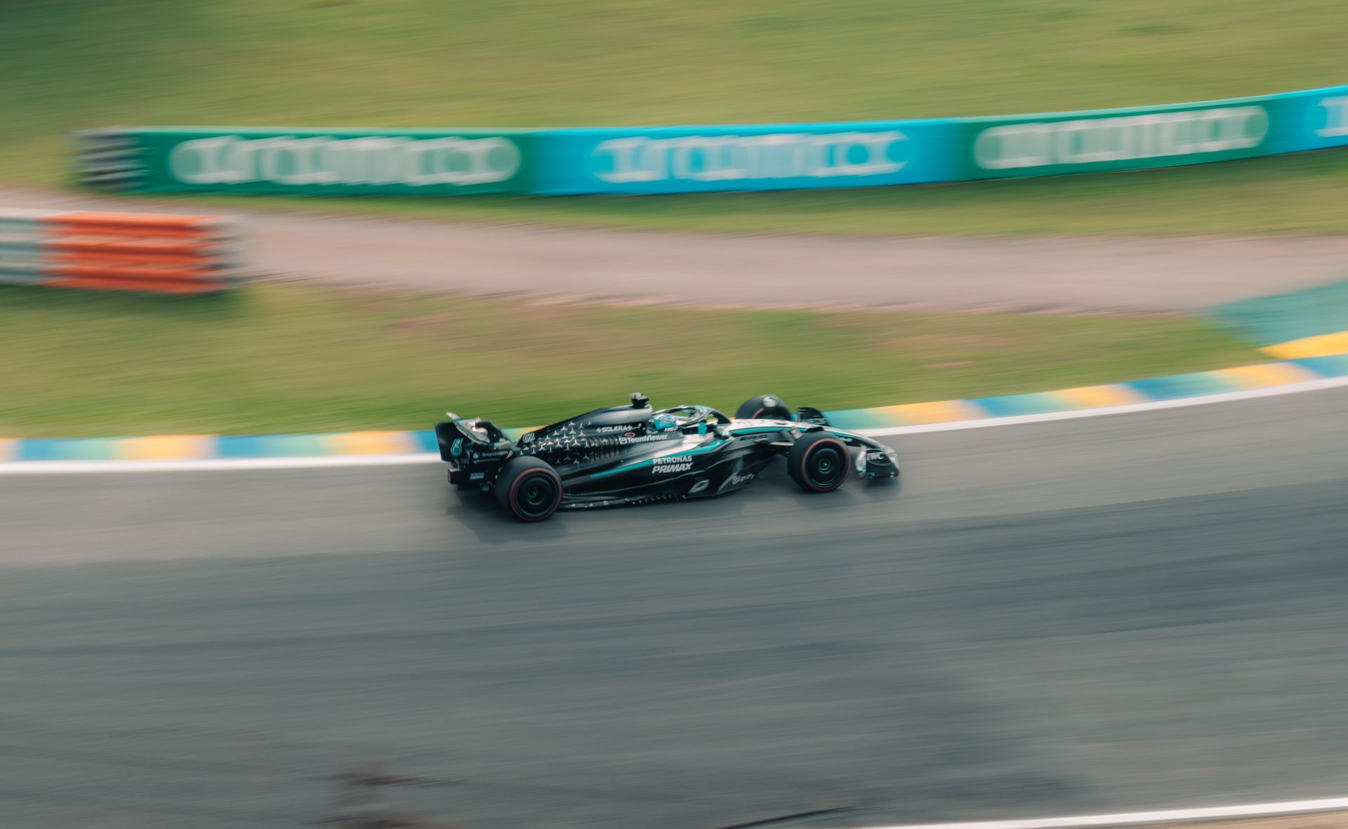 Une vue aérienne d'un circuit de Formule 1 serpentant à travers des collines boisées