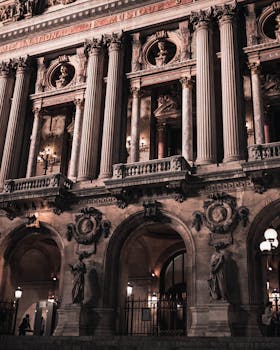 巴黎加尼耶宫的建筑令人印象深刻，在夜间照明精美