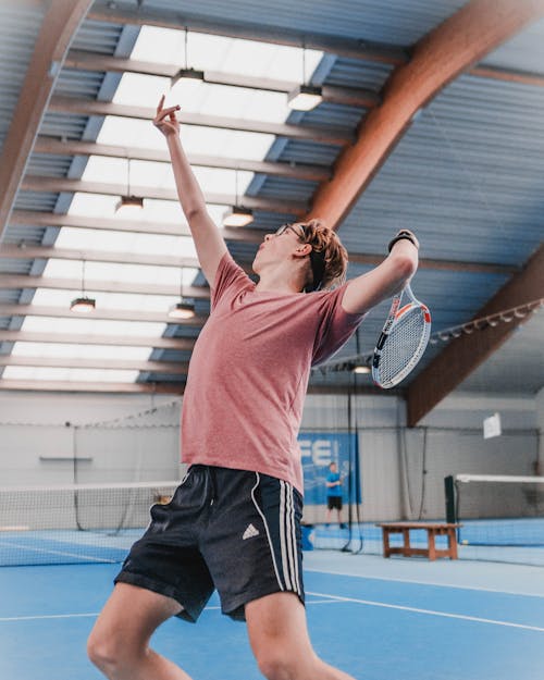 男子打網球的照片