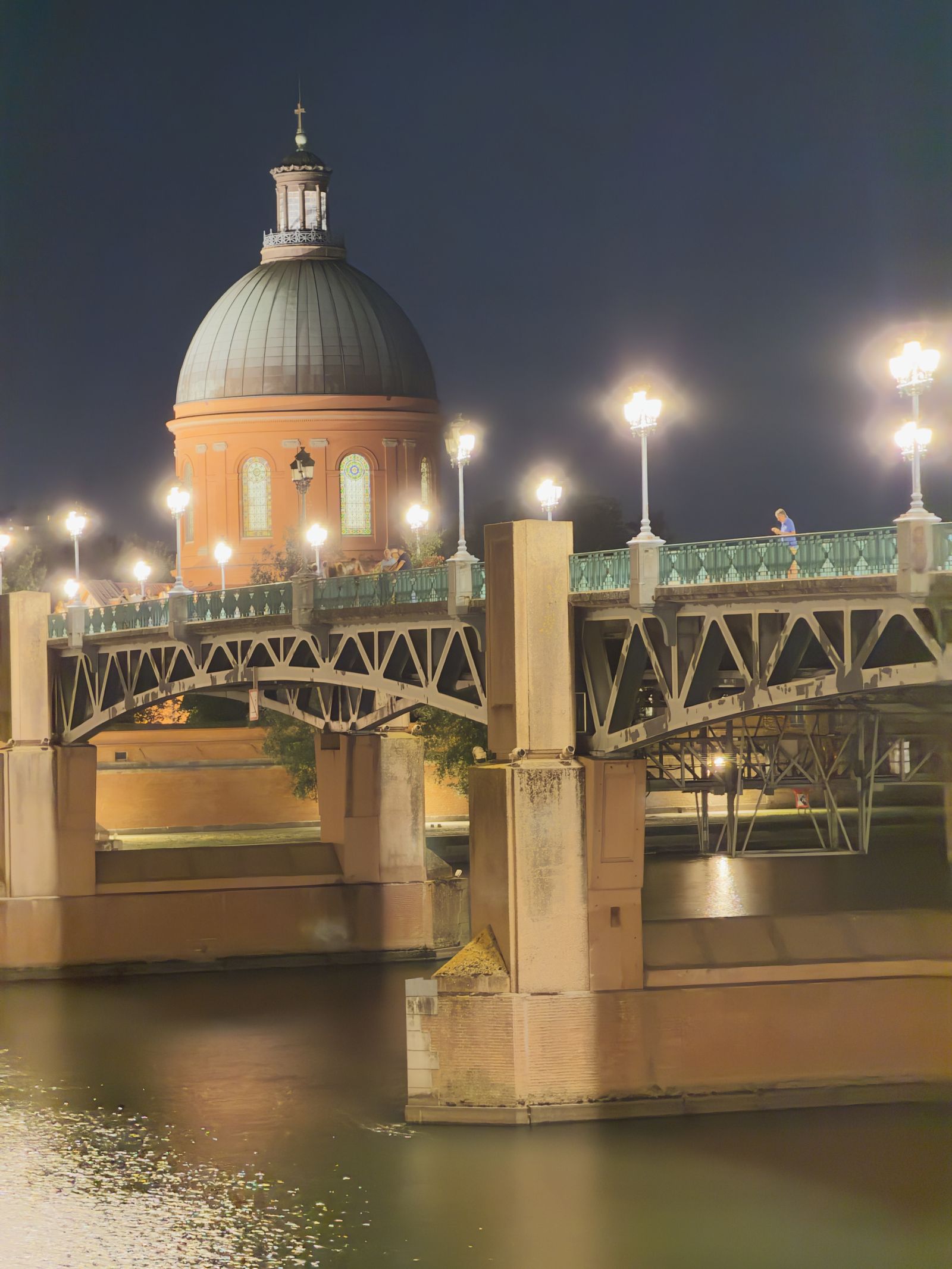 Vue verticale nocturne du dôme de la Grave près du pont Saint-Pierre à Toulouse