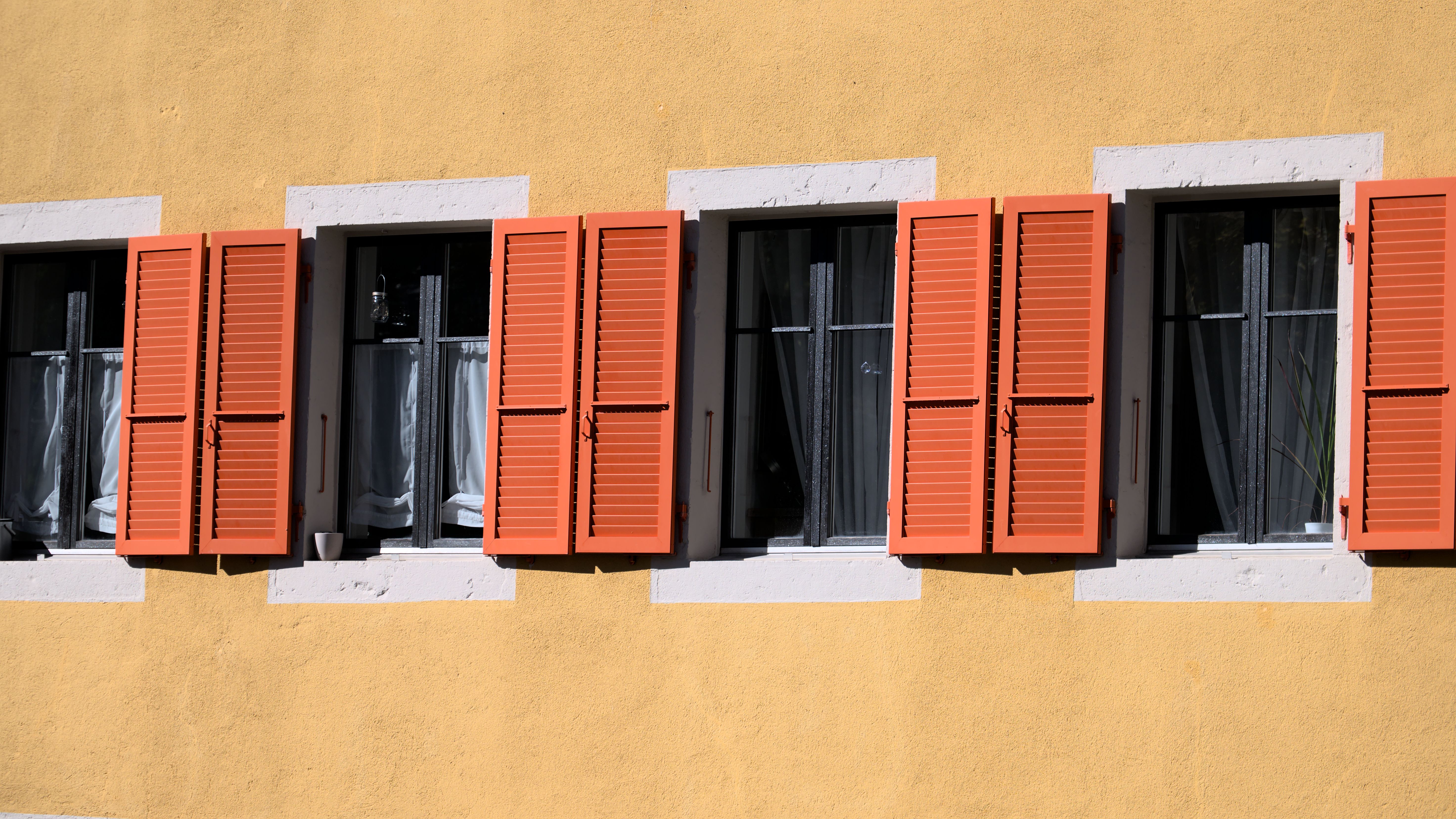 Façade avec volets de fenêtre colorés