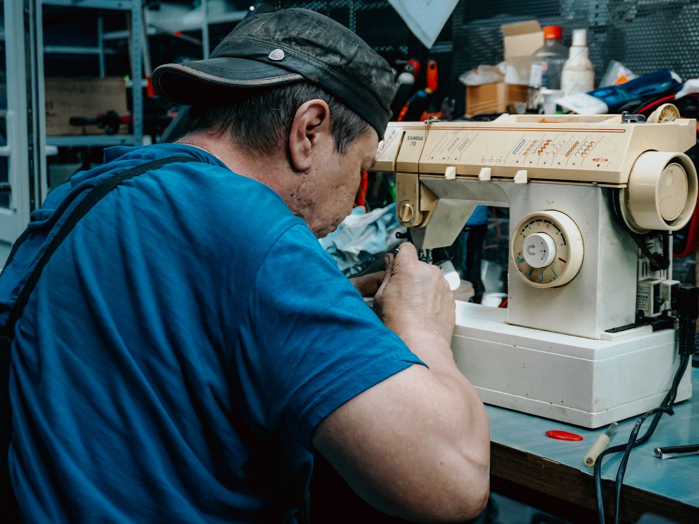 Reparatur einer Nähmaschine in der Werkstatt