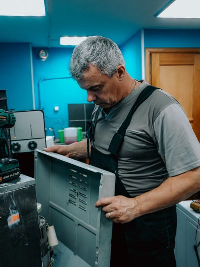 Técnico reparando un electrodoméstico Mabe