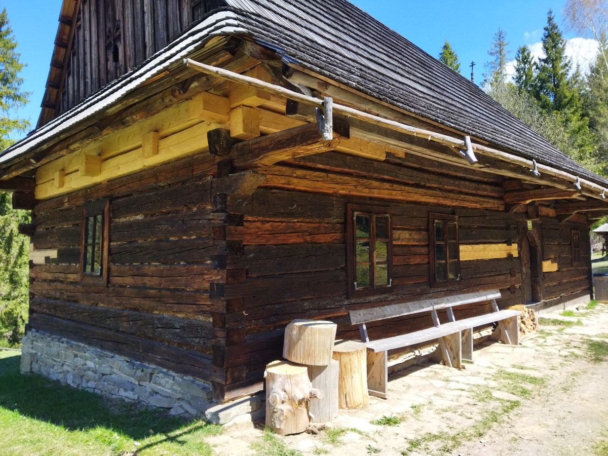 Casa taraneasca din barne cu acoperis de sindrila