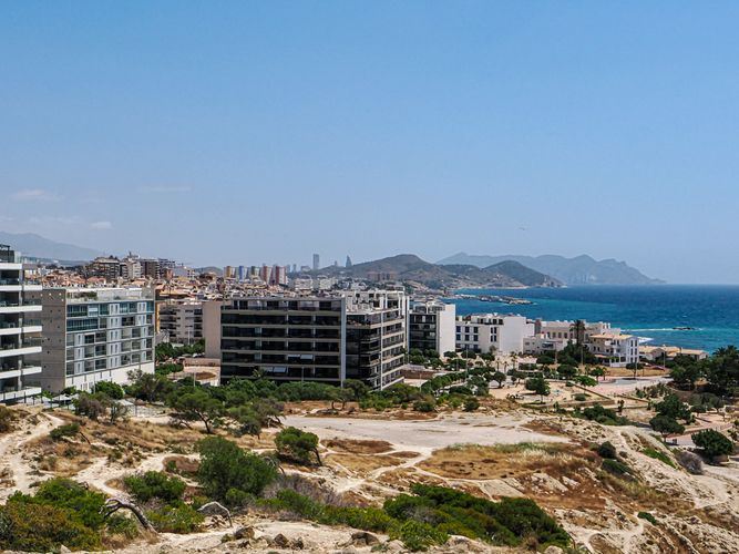 Vista panorámica de una moderna ciudad costera junto al mar Mediterráneo.