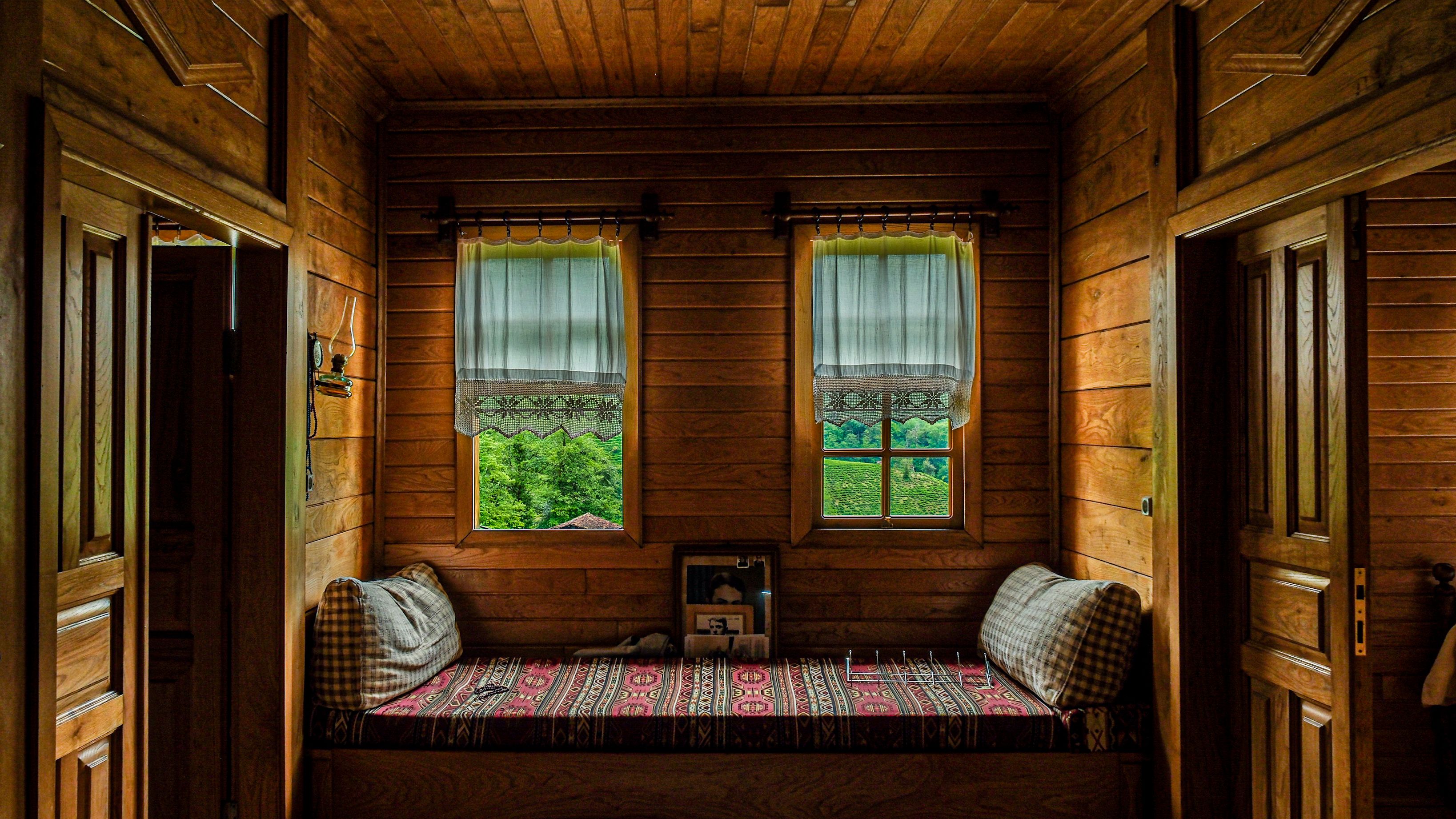 A serene wooden room with scenic window views in Artvin, Türkiye. Perfect for rustic retreats.