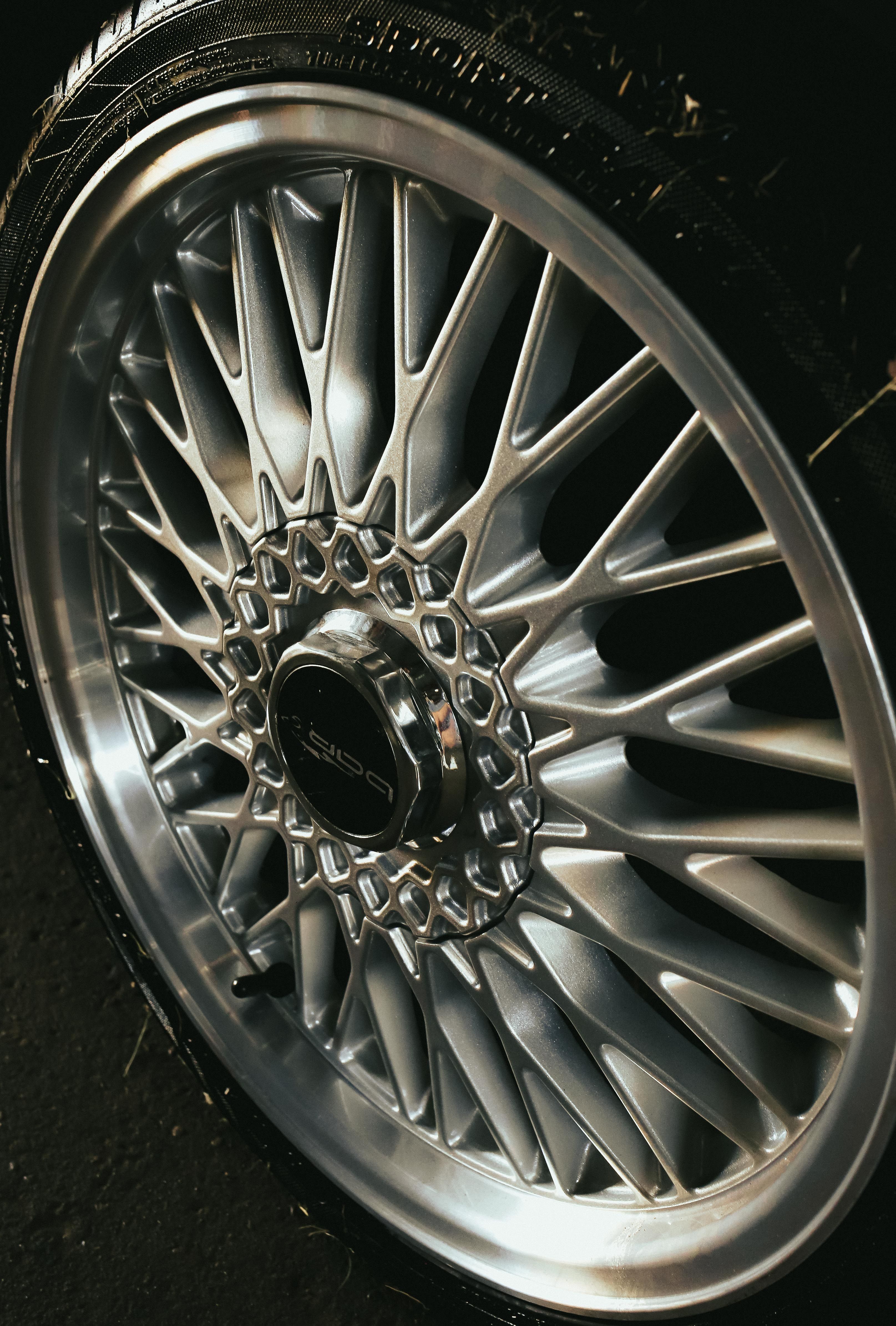 Detailed view of a modern alloy wheel rim from a car in Presidente Prudente, Brazil.