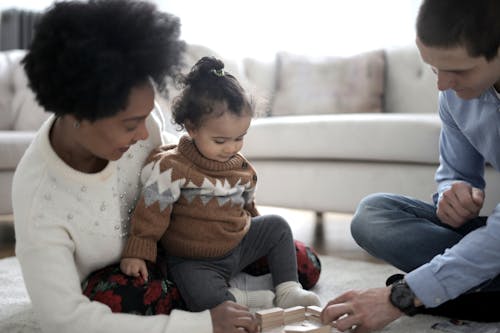 Foto Van Man En Vrouw Spelen Met Hun Kind