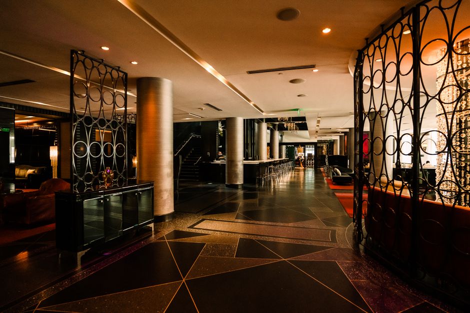 Lobby de hotel de luxo com luz quente e atmosfera musical cuidadosa