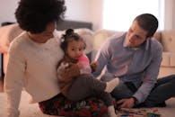 一个快乐的家庭在室内亲密相处，父母和孩子一起分享快乐的时刻