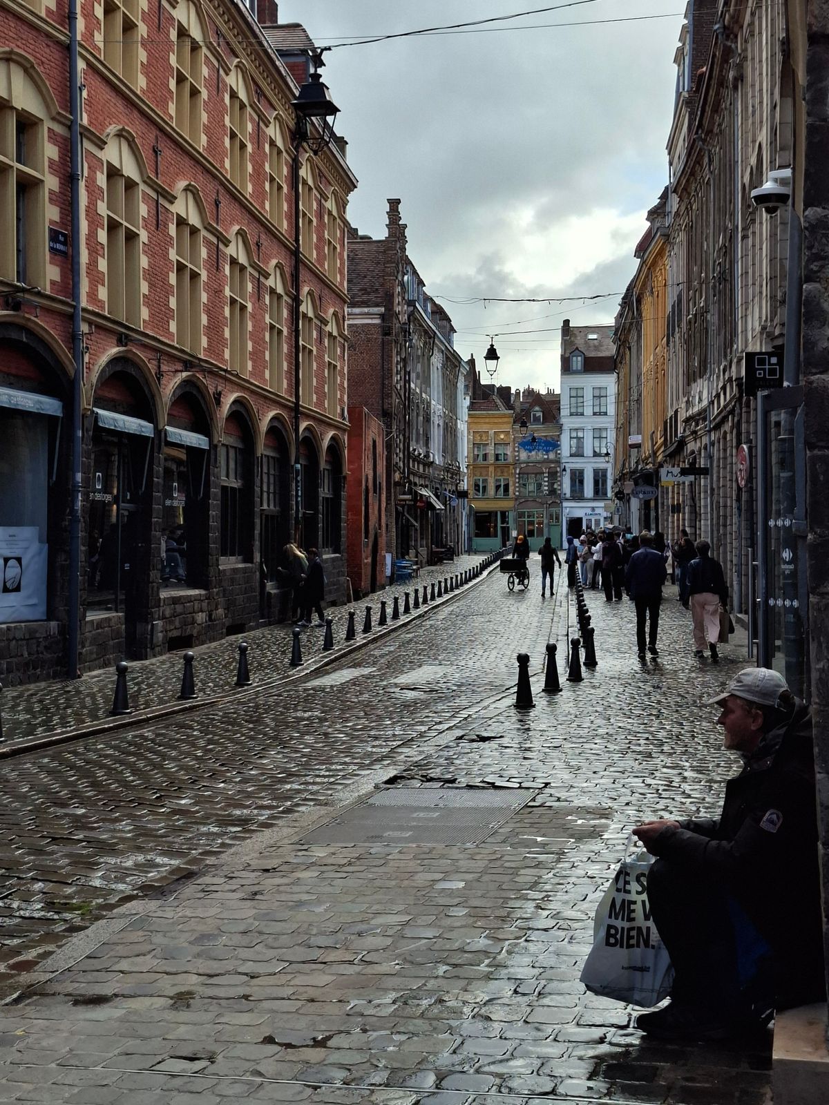 Ruelle pavée typique du Vieux-Lille avec façades en brique rouge