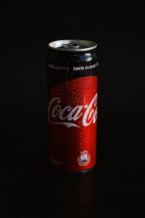 Lattina Di Coca Cola Sulla Superficie Nera