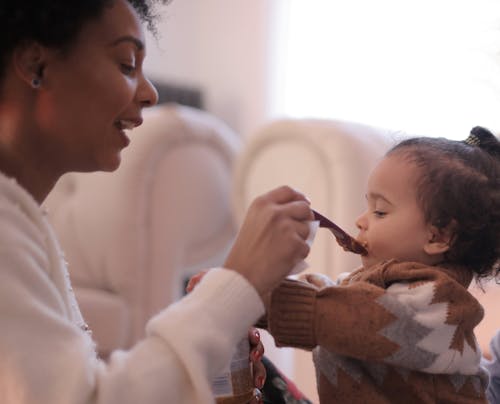 Kostenlos Foto Der Frau, Die Ihr Kind Füttert Stock-Foto