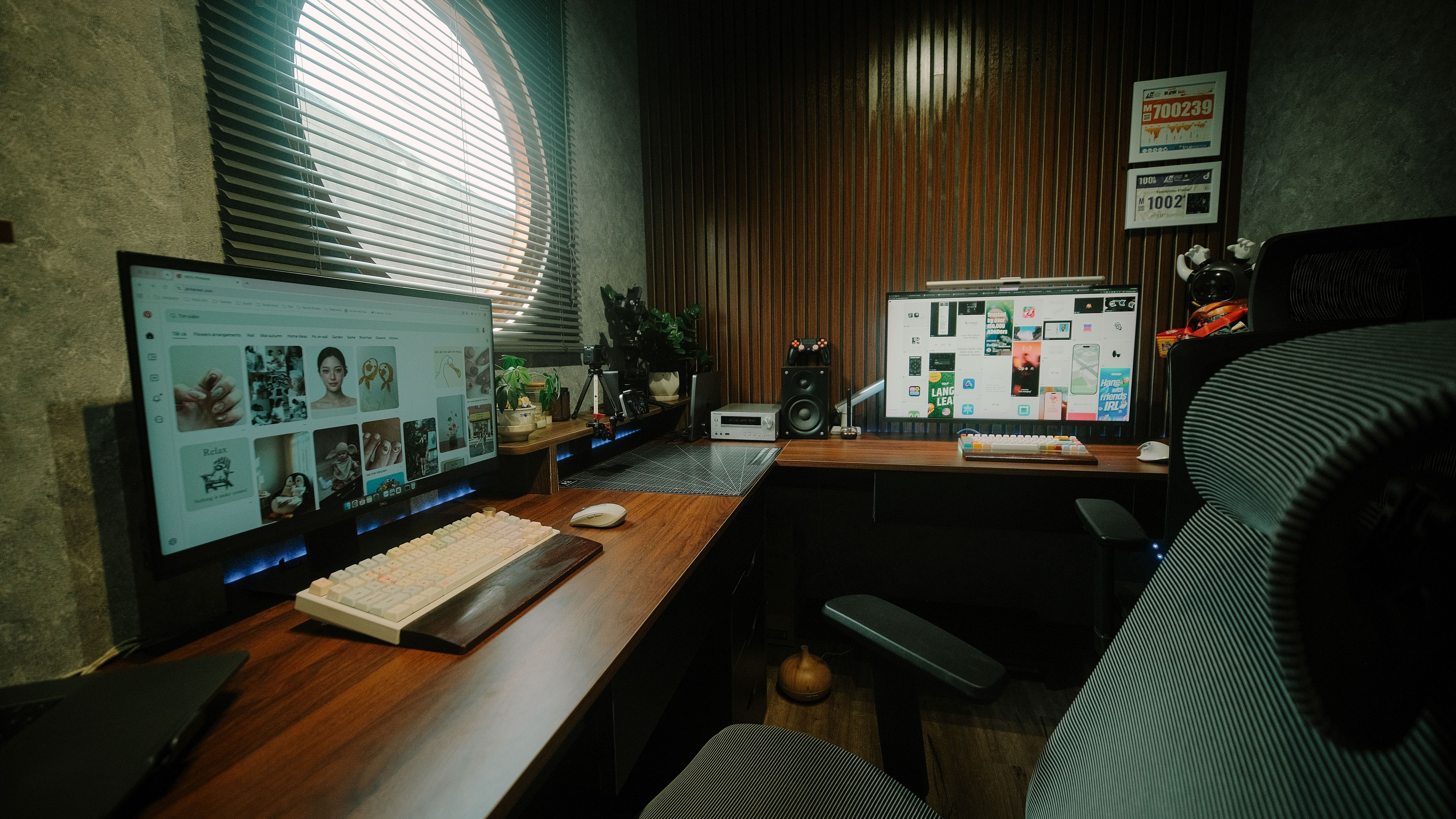 Modernes Home Office mit Akustikpaneelen, großem Teppich und Vorhängen zur besseren Raumakustik in einer Mietwohnung.
