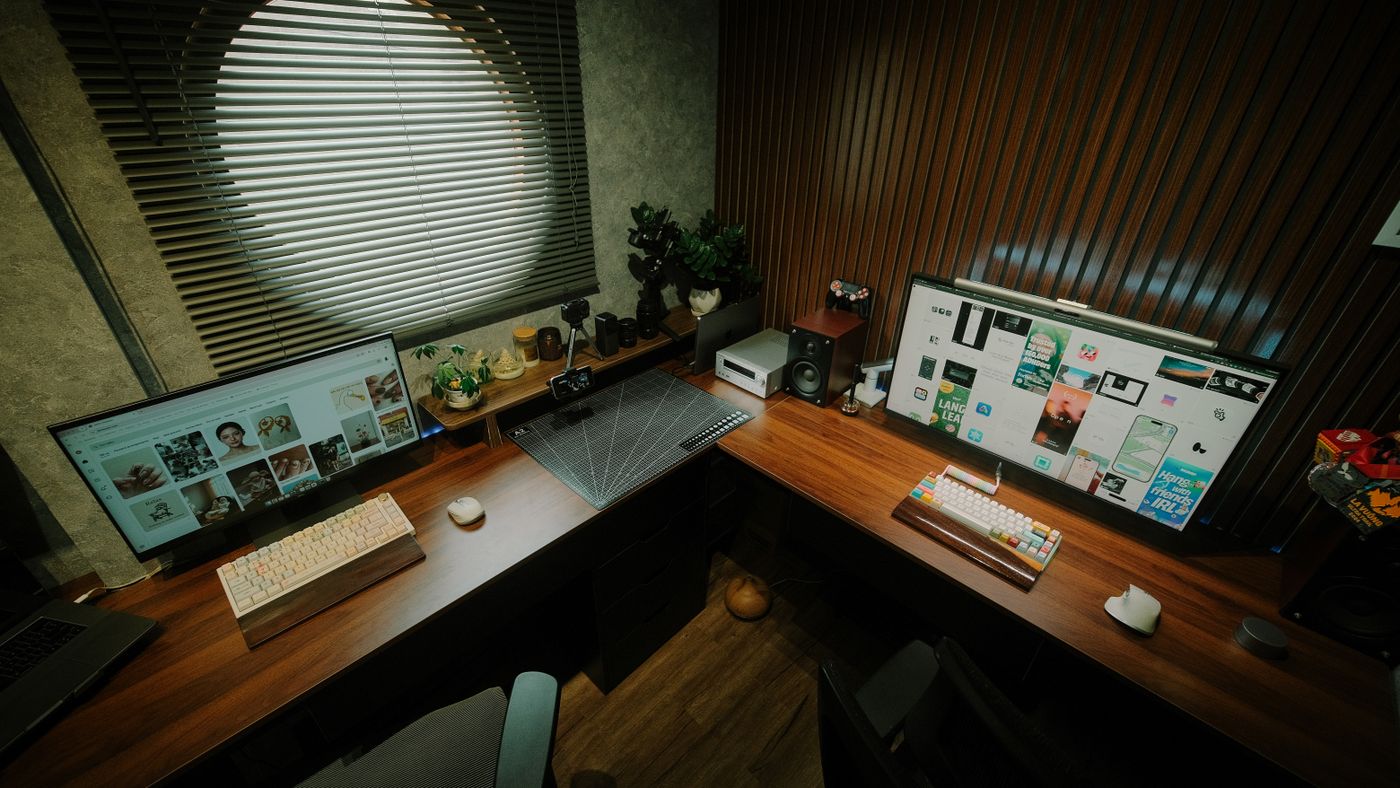 Best Desk for a Small Space or Apartment (That Still Fits Two Monitors)