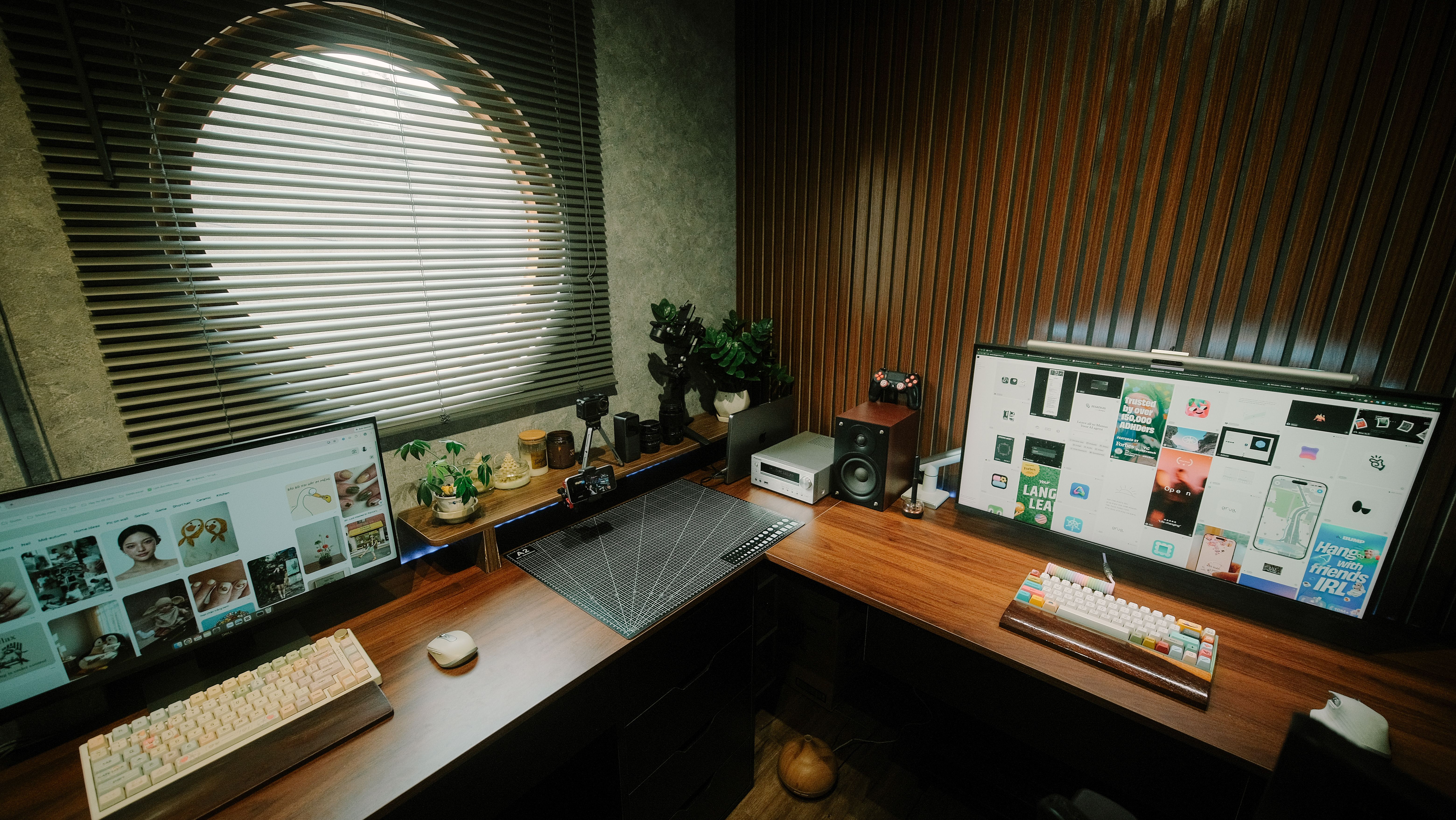 Eenvoudig Zen bureau met houten elementen.