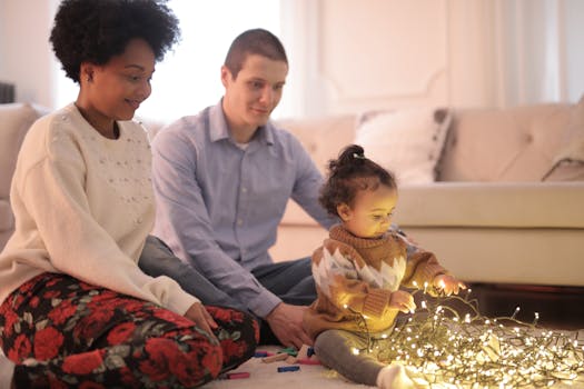 一家人玩着串灯，在室内享受亲密时光，捕捉幸福温暖的时刻