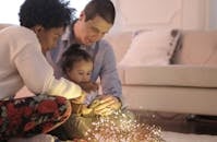 在室内明亮的童话灯下，父母和孩子享受着宝贵的亲密时光