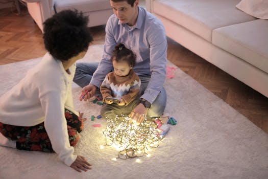 一家人坐在舒适的客厅里，伴着地板上闪闪发光的仙女灯，享受温馨时光