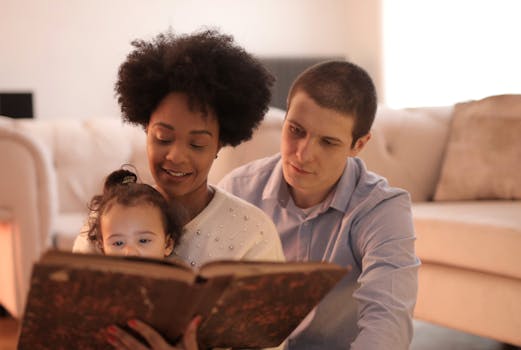 一个幸福的家庭一起坐在舒适的沙发上读书，展现了爱与团结
