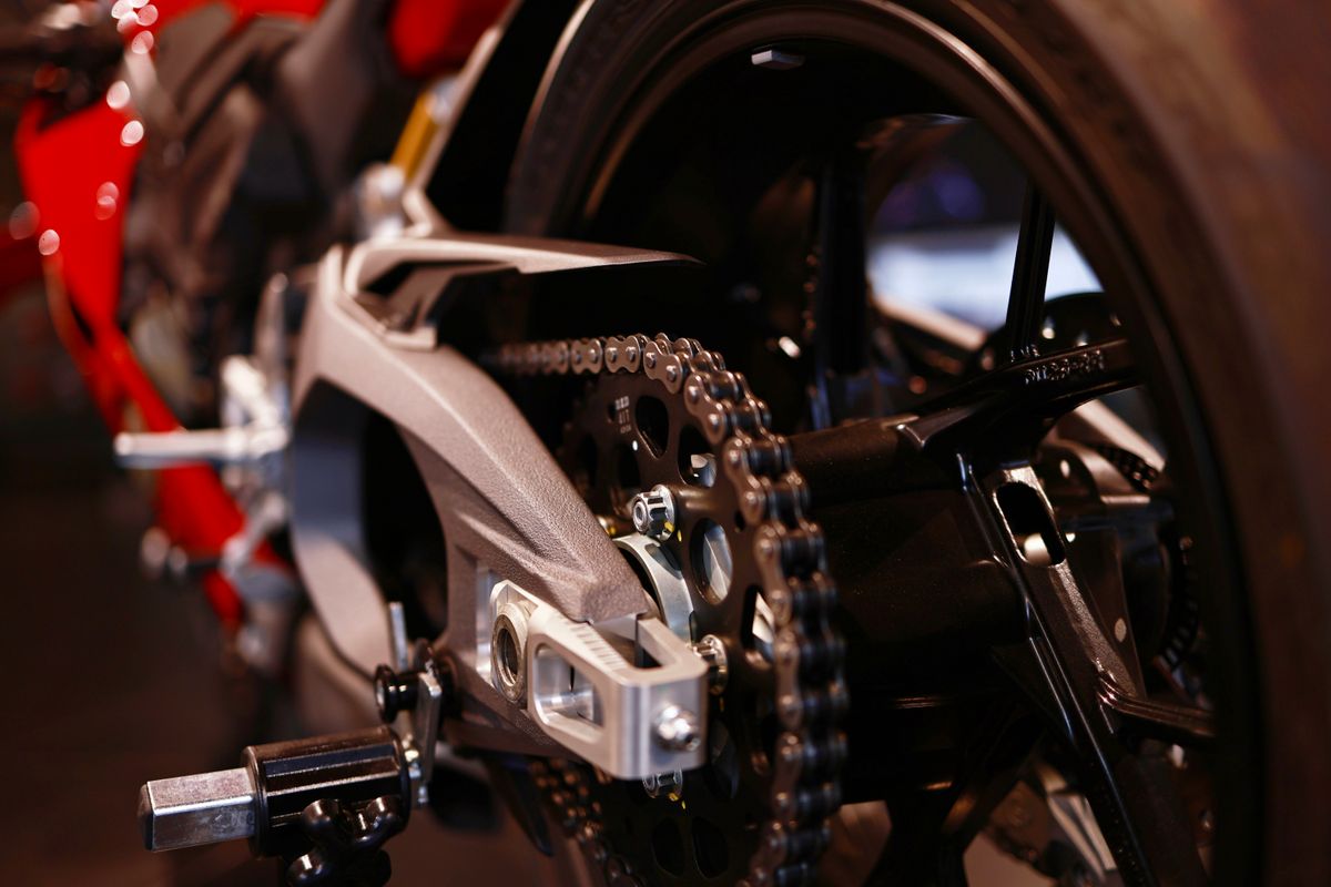 Chaîne moto : tension, graissage et entretien - Nettoyer et graisser une chaîne moto efficacement