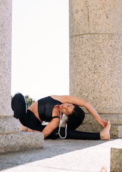 一位女士在户外安静的环境中练习瑜伽，展现出灵活与专注