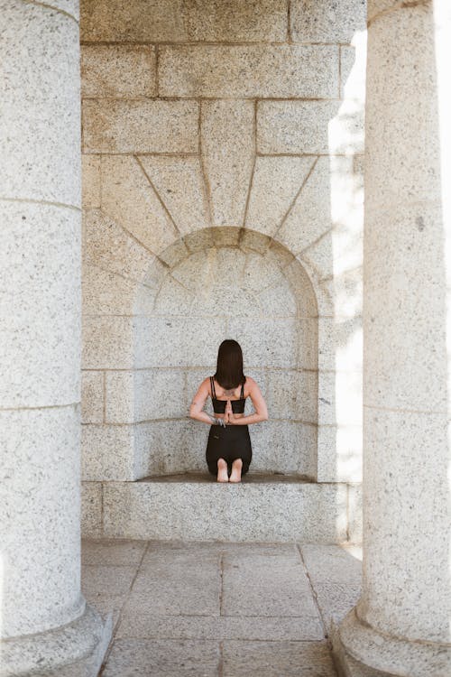 Foto Der Frau, Die Yoga Praktiziert