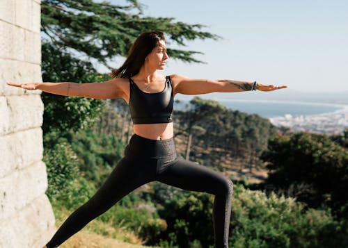 Vrouw In Zwarte Sportbeha En Zwarte Beenkappen Die Yoga Doen
