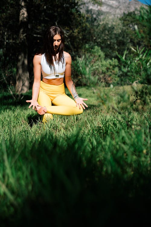 Foto Van Vrouw Beoefenen Van Yoga Op Grasveld