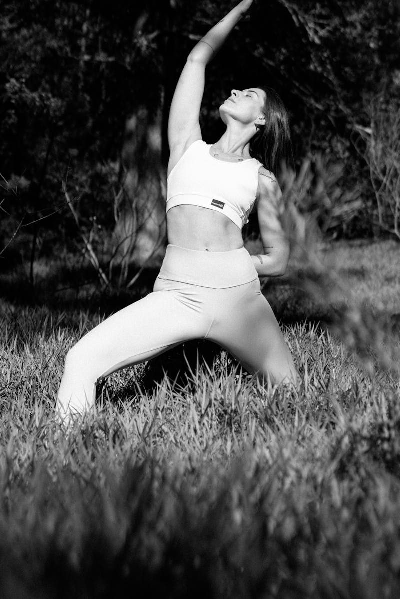 Yoga Lehrerin assistiert eine Schülerin