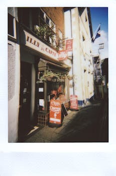 一张温馨怀旧的照片，展现了威尔士康威一家舒适街头咖啡馆的诱人标志