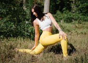 一位女性在草地上练习瑜伽，展现身体的柔韧与内心的专注