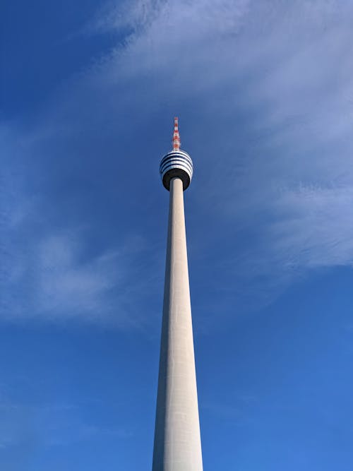 Bezpłatne Biało Czerwona Wieża Pod Błękitnym Niebem Zdjęcie z galerii