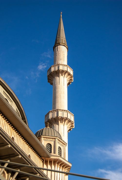 Free A stunning minaret of a mosque in Istanbul, Türkiye, reaching into a clear blue sky. Stock Photo