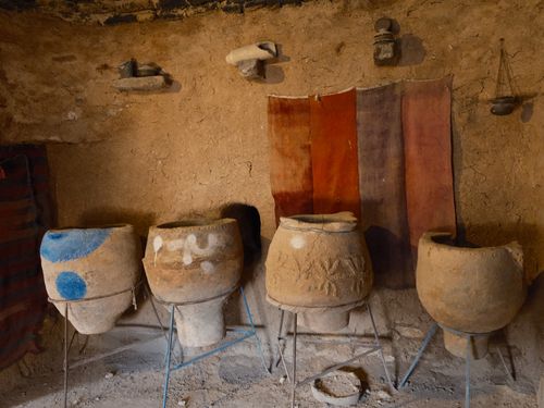 Free Ancient pottery and artifacts in a traditional setting from Şanlıurfa, Türkiye. Stock Photo