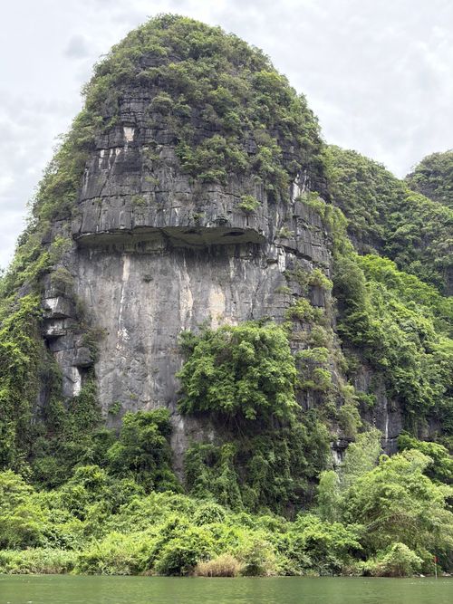 Free Explore the stunning limestone cliffs and lush greenery of Vietnam's scenic landscapes. Stock Photo